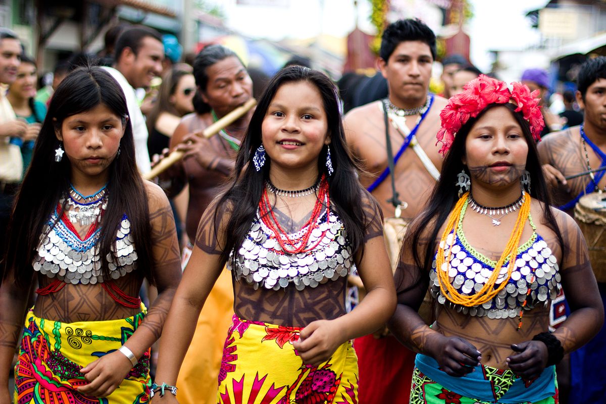 1200px-Mujeres_de_la_etnia_Emberá-2